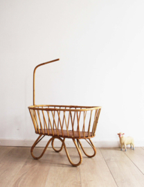 Vintage rotan poppenwieg met piekstok. Retro bedje voor de pop, Rohe?