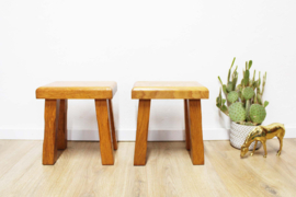 Set Wabi Sabi / Brutalist tafeltjes. 2 massief houten vintage krukjes.