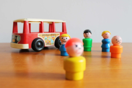 Vintage minibus van Fisher Price -1988. Retro speelgoed busje met 5 poppetjes