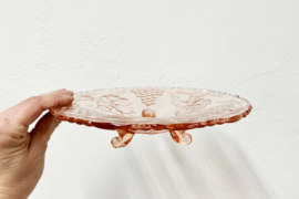 Roze glazen vintage schaal op pootjes. Art Deco bord met druiven