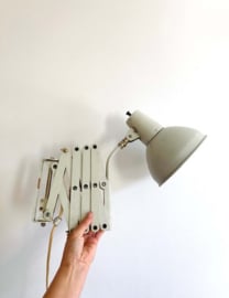 Industriële schaarlamp van SIS. Metalen vintage scissors lamp, Bauhaus stijl