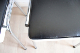Set vintage diner stoelen met zwart skai leer. Retro stoeltjes