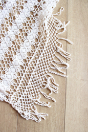 Prachtige grote witte vintage sprei. Gehaakte bohemien sier deken