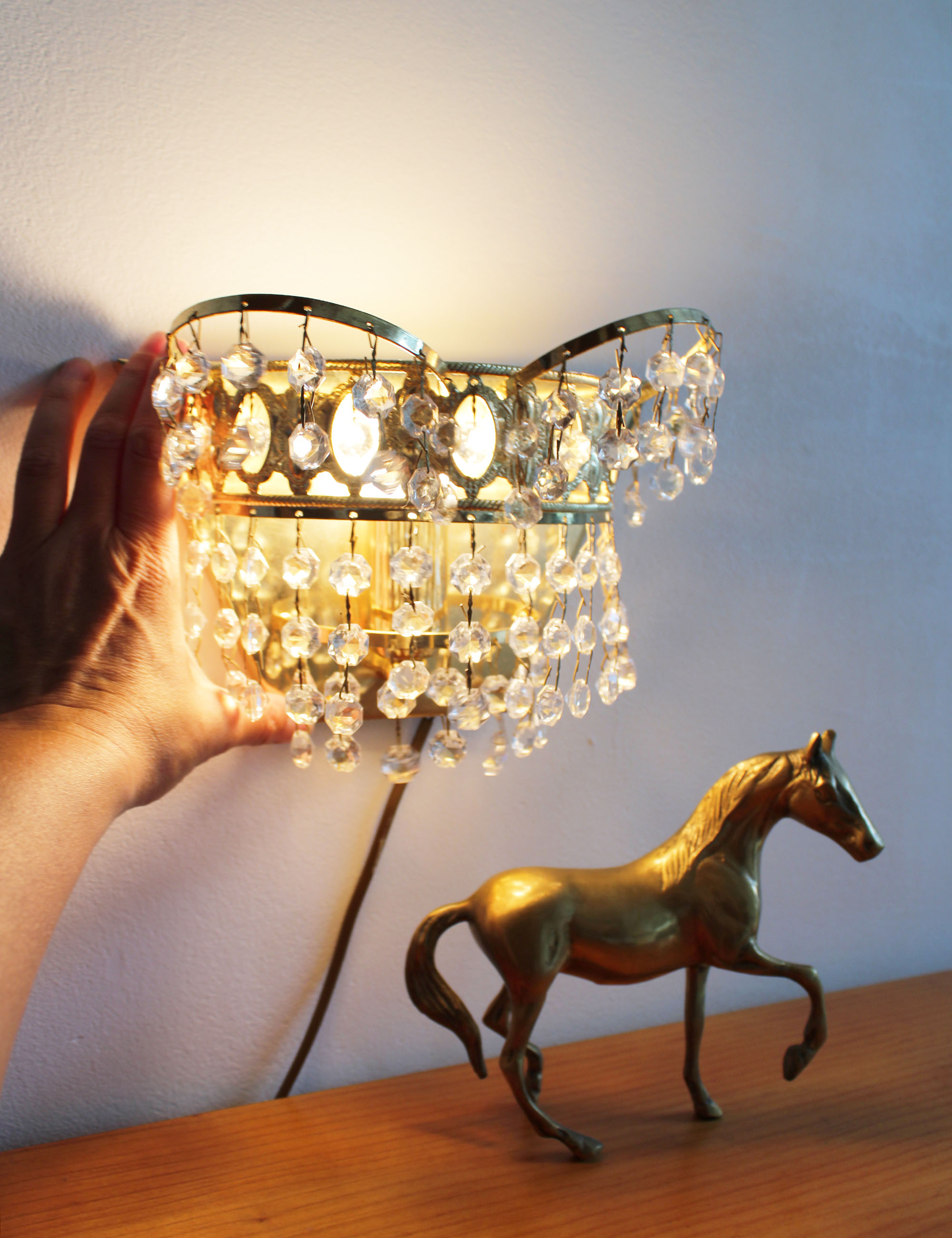 Goudkleurig vintage wandlampje met pegeltjes. Hollywood Regency stijl lamp