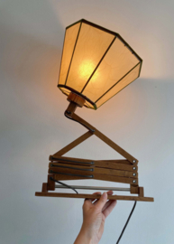 Houten retro schaarlamp. Vintage harmonica lampje voor aan de wand