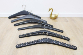6 zwarte vintage kledinghangers met skai leer. Set retro kleerhangers o.a. met studs