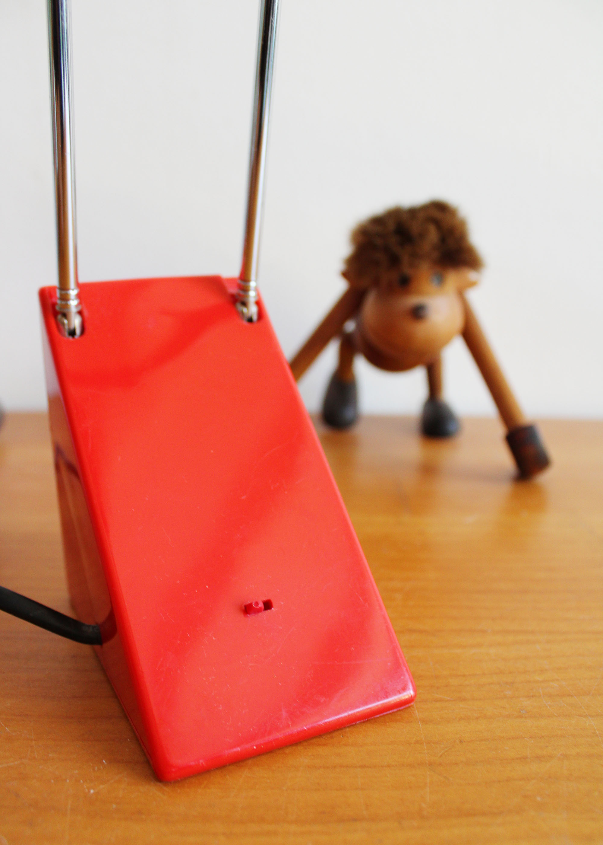 Rode vintage telescoop lamp. Retro design bureaulamp in Memphis stijl