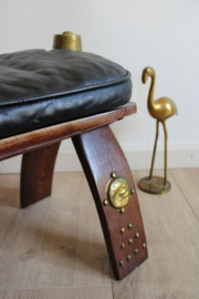 Vintage kamelenzadel kruk met lederen kussen. Houten Boho kameel  voetenbankje