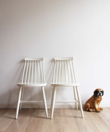 Set witte vintage spijlenstoelen. 2 houten retro keukenstoelen.