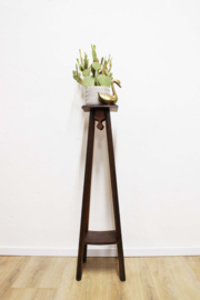 Hoog houten vintage tafeltje. Antieke Art Deco stijl plantentafel.