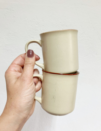 Set vintage theekoppen met vlinders. Twee aardewerk retro kopjes / mokken