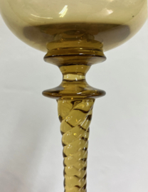 Set van 5 vintage wijnglazen. Vijf amberkleurige glazen