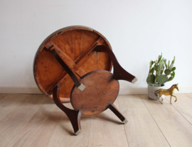 Art Deco rooktafel met messing (?) blad. Houten vintage tafeltje - Amsterdamse school stijl
