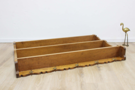 Houten vintage bordenrek met haken. Brocante rek voor aan de muur.