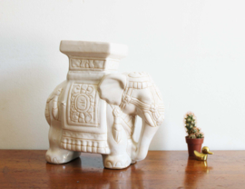 Vintage olifant van wit aardewerk. Retro olifanten beeldje / piedestal