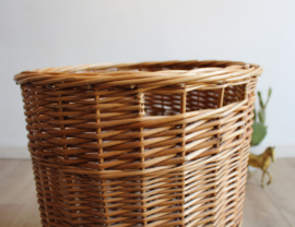 Vintage rotan mand van rotan. Retro rieten wasmand