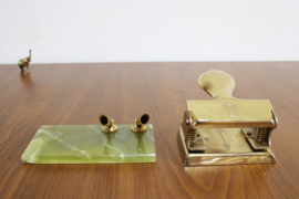 Gouden vintage perforator met groen stenen pennenhouder in marmer look.