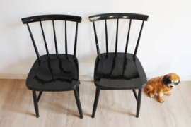 Set zwarte vintage spijlenstoelen. 2 houten retro stoelen.
