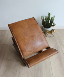 Vintage voetenbankje met cognac skai bekleding. Houten retro schommelbankje