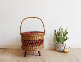 Rotan vintage naaimand op houten pootjes. Retro mand /doos/ kistje