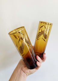 Set vintage longdrink glazen. Retro glazen van bruin glas met gouden details
