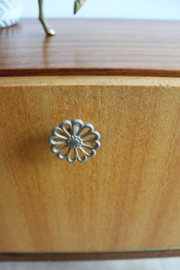 Houten vintage nachtkastje. Mid Century retro kast met klepdeur.