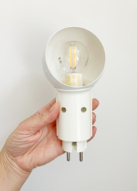 Wit vintage stekkerlampje, vermoedelijk Vrieland Design. Retro lamp / spotje