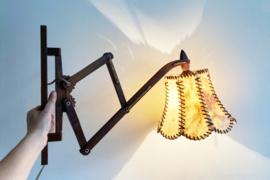 Vintage harmonica lampje voor aan de wand. Houten retro design lamp.