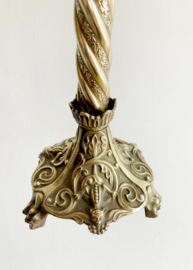 Grote antieke kandelaar, 50 cm.  Goudkleurige (messing - brons?)  kaarsenhouder