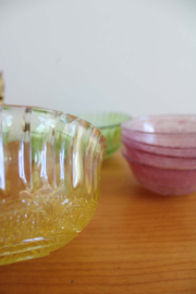 Set gekleurde vintage schaaltjes. Zes retro schaaltjes, roze - geel - groen