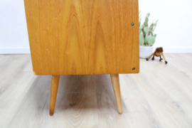 Houten vintage schoenenkast. Retro  dressoir / kast op schuine pootjes