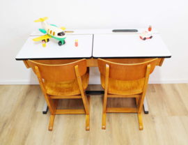Vintage schoolbureau met 2 houten Casala stoelen. Retro duo lessenaar