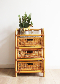 Rotan vintage kastje met 3 lades. Boho nachtkastje / retro ladekast
