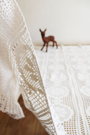 Romantische witte vintage sprei. Gehaakte Bohemian sierdeken/plaid