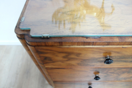 Antieke ladekast met glasplaat. Houten vintage kast met lades