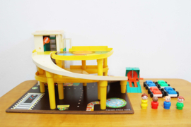 Vintage Fisher-Price garage met auto's en poppetjes. Retro speelgoed 930 - compleet