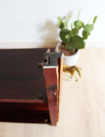 Houten vintage wandrek met metalen dragers. Retro design planken + kast