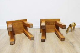 Set Wabi Sabi / Brutalist tafeltjes. 2 massief houten vintage krukjes.
