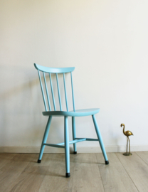 Blauwe vintage spijlenstoel. Houten retro stoel met Scandinavisch tintje
