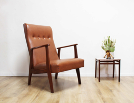 Bruine vintage fauteuil met armleuningen. Mid Century design stoel