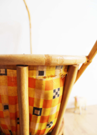 Rieten vintage poppenwagen. Retro rotan wandelwagen