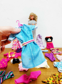 Vintage Barbiepop met extra kleertjes. Retro speelgoed pop met kleding