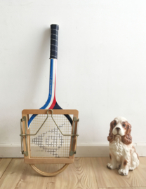 Houten retro tennisracket in regaal. Vintage Dunlop racket