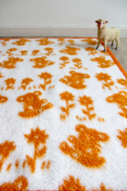 Oranje/witte vintage babydeken van dralon. Retro spreitje / deken, vegan.