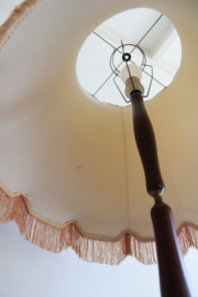 Royale vintage schemerlamp met kap. Retro vloerlamp a la oma.