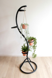 Vintage rotan plantenstandaard. Retro bamboe 'slang' voor plantjes.