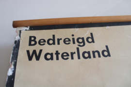 Vintage schoolplaat - Bedreigd waterland. Retro landkaart Nederland, o.a. de rampvloed uit 1953 en het Deltaplan