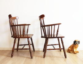 Set antieke houten Windsor stoelen. 2 vintage spijlenstoelen met armleuning