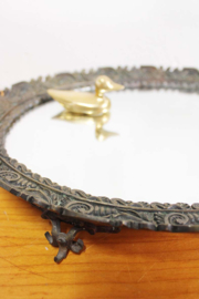 Antiek dienblad op voetjes. Elegante vintage presenteerschaal.