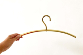 4 goudkleurige vintage kledinghangers. Set Hollywood regency kleerhangers / kapstok.